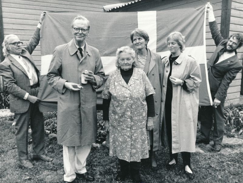 Foto. Rootsi Kuningriigi peakonsuli Leningradis hr. Bengt Akerreni Vormsil 21.juunil 1988.a.
Fotol vasakult arhitekt Ervin-Johan Sedman, härra peakonsul, Vormsi eestirootslane Maria Murman, härra peakonsuli abikaasa Märta ja tütar Sara ning  Eestirootslaste Kultuuriseltsi esimees Ain Sarv.
Foto: Arvo Tarmula.
