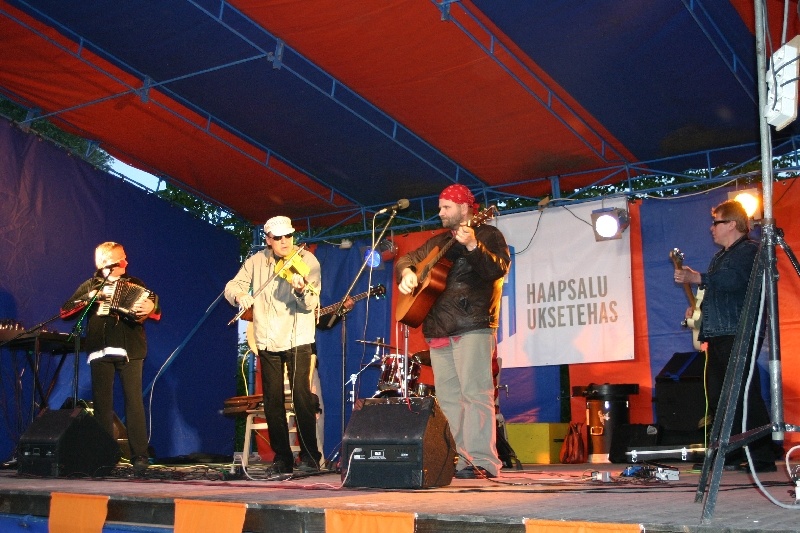 Foto. Justamendi kontsert raudteejaama ees. Haapsalu 725. Värviline.