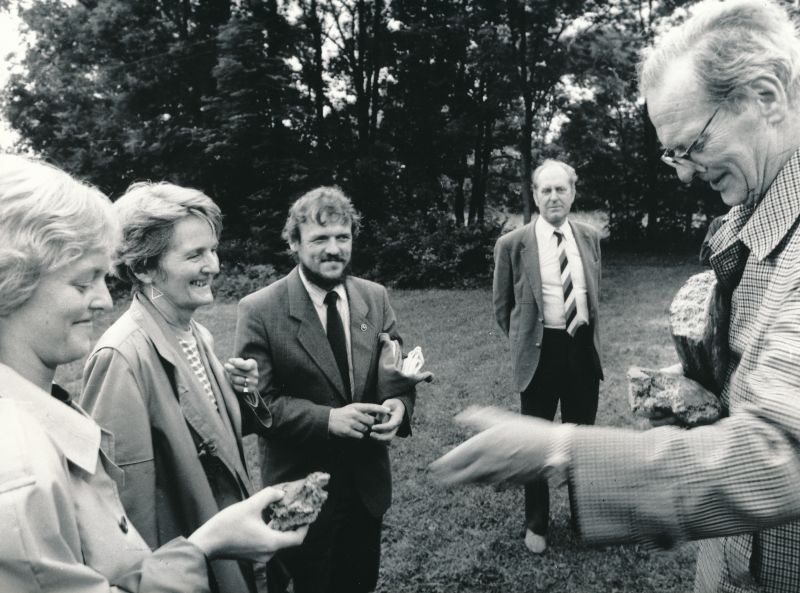 Foto. Rootsi Kuningriigi peakonsuli Leningradis hr. Bengt Akerreni Vormsil 21.juunil 1988.a.
Fotol vasakult: härra peakonsuli tütar Sara, abikaasa Märta, Eestirootsi Kultuuri Seltsi esimees Ain Sarv ja härra peakonsul.
Foto: Arvo Tarmula.