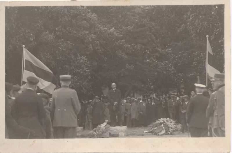 Foto.  Eesti Vabadussõjas langenute mälestussamba nurgakivi panekul Haapsalus 1924.a.