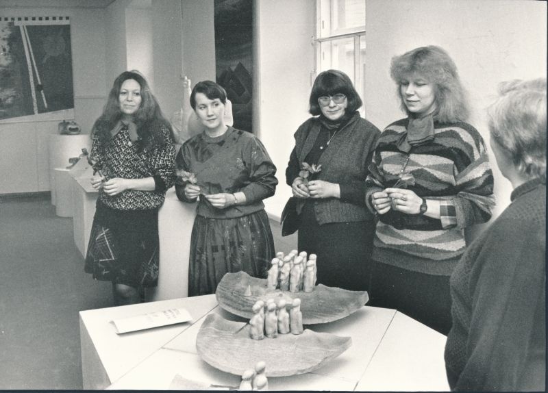 Foto. Tarbekunstinäitus Haapsalus 13. märts -6. aprill 1989. a. Fotol kunstnikud Ülle Raadik, Silja Lamp, Ene-Mai Luur ja Marget Tafel.
Foto: M. Naumov.