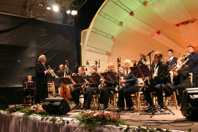 Foto. Tantsuõhtu promenaadil, orkester L. Lepalaane juhatusel. 19. juuni 2004. Haapsalu 725. Värviline.