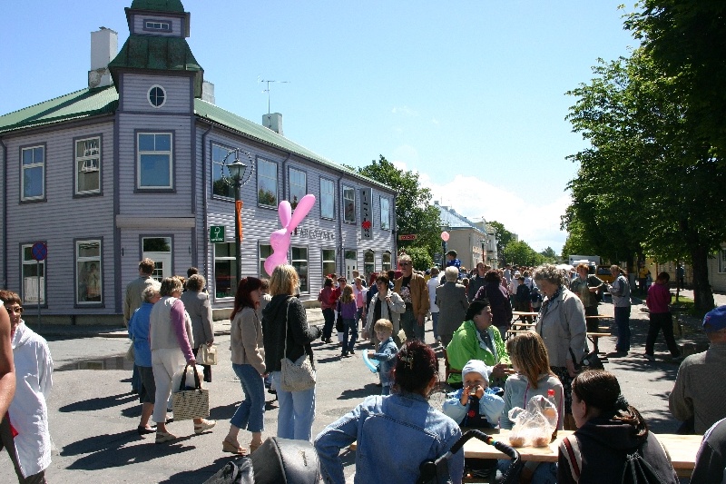 Foto. Pikk pirukas Posti tn., tänavamelu. 20. juuni 2004. Haapsalu 725. Värviline.