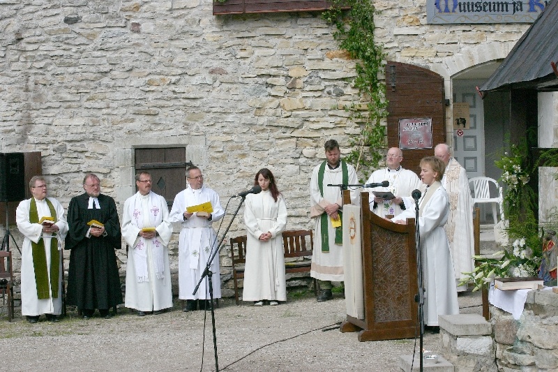 Foto. Vabaõhu jumalateenistus Väikeses linnuses. 20. juuni 2004. Haapsalu 725. Värviline.