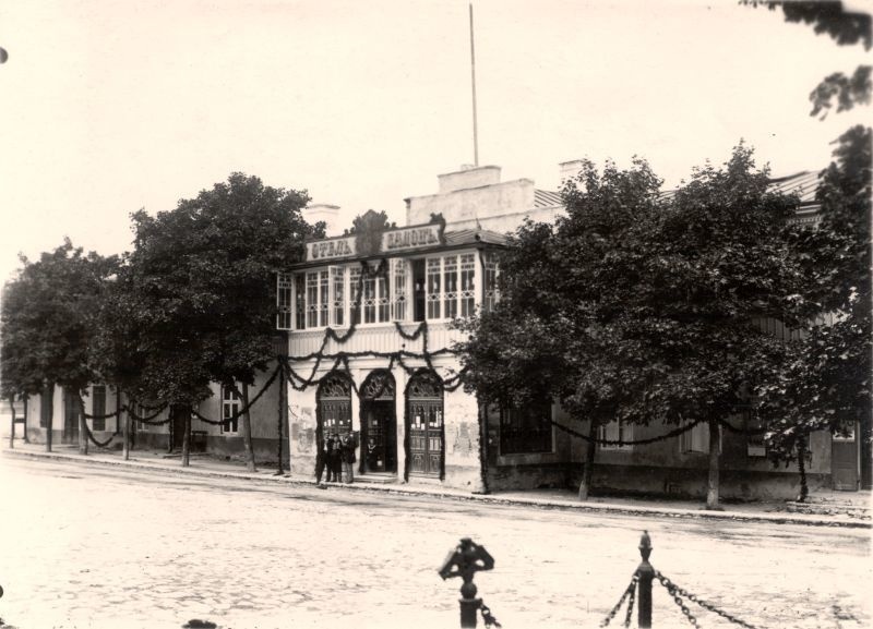 Foto. Hotell "Salong" Haapsalus, Turuplatsi ääres, vaade fassaadile. Hoone põles ära 11. aug. 1906. Foto ca 1900.