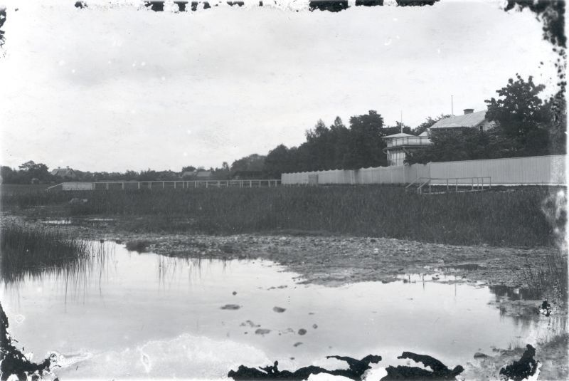 Foto.  "Aafrika Kallas" randumissildadega, paremal villa "Matwey". ca 1905. Fotogr. E. Siegfeldt.