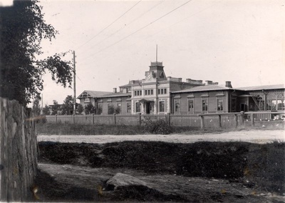 Foto. Haapsalu raudteejaam (ehit. 1905). Vaade fassaadile Õhtu Kalda poolt. Foto ca 1910.  duplicate photo