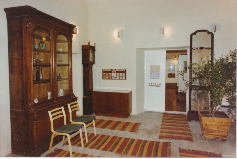 Foto. Läänemaa Muuseumi fuajee, 27.06.1991. Avamispäev pärast remonti. Foto: A. Tarmula.