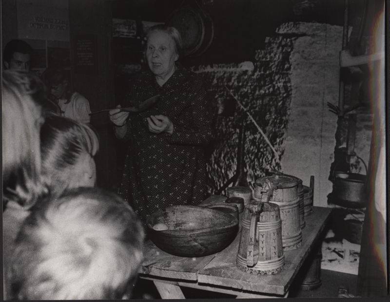 Foto. Läänemaa Muuseumi järelvaataja Johanna Liit tutvustamas õpilastele ekspositsiooni. 1990. Foto: Jüri Matvei.