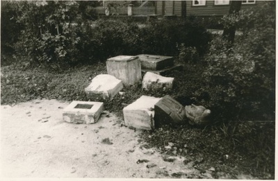 Foto. Huligaanide poolt lõhutud C. A. Hunniuse mälestussammas Haapsalus. Sügis 1966.  similar photo