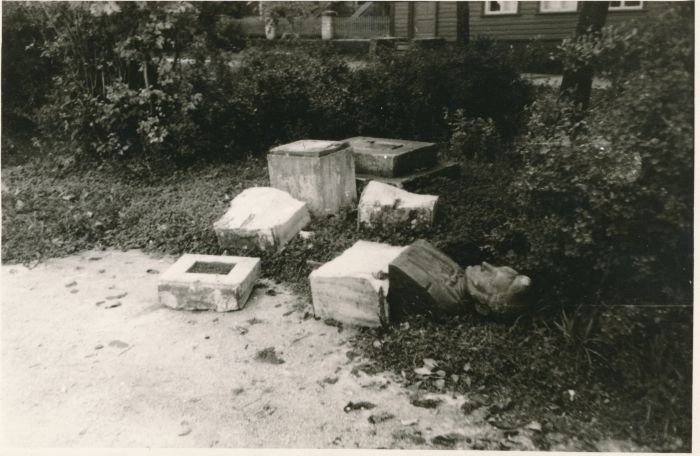 Foto. Huligaanide poolt lõhutud C. A. Hunniuse mälestussammas Haapsalus. Sügis 1966.