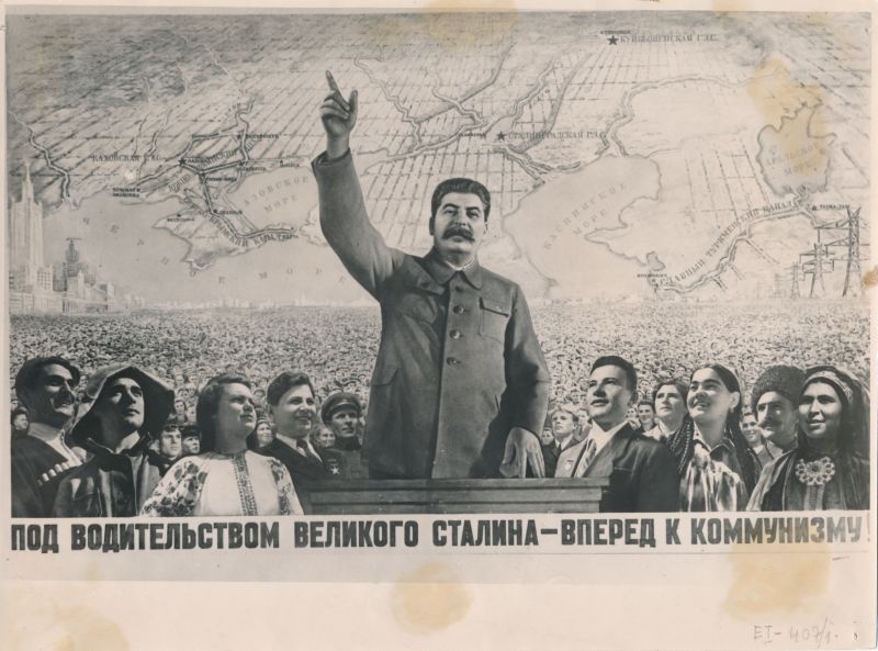 Foto. Plakat Suure Stalini juhtimisel - edasi kommunismile, Seltsimees Stalin kõnelemas, Foto: TASS, 1950