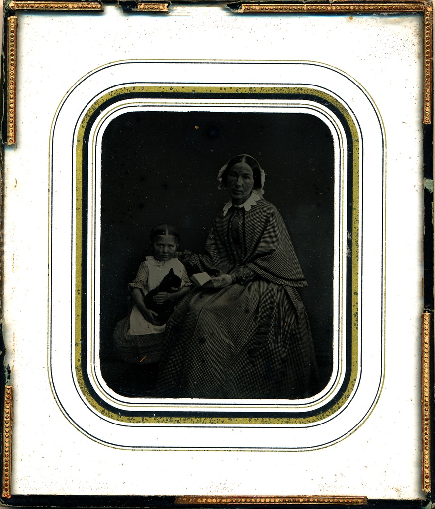 Foto. Ambrotüüp - Keskealine naine ja tüdruk kassiga, u. 1870-1880, Paspartuu, klaasitud