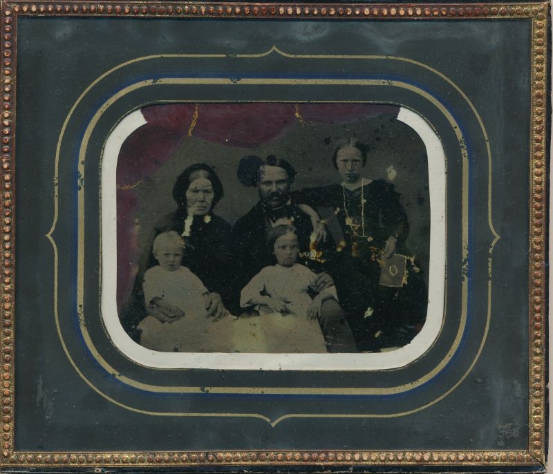 Foto. Ambrotüüp - Grupipilt - kolm täiskasvanut ja kaks last istumas, 14. sept. 1858, Paspartuu, klaasi all