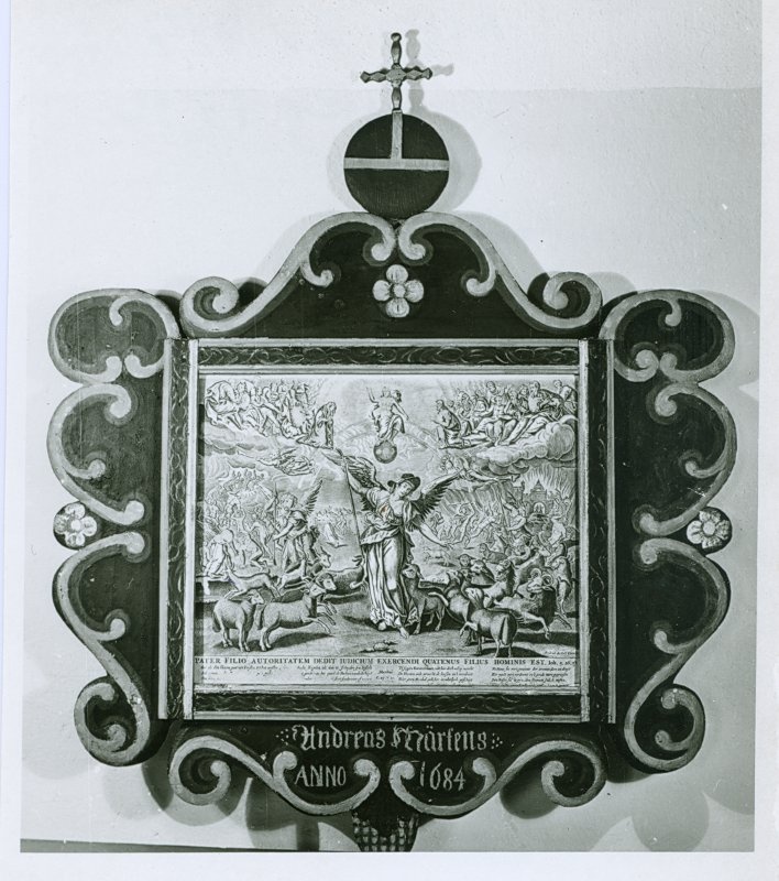 Foto. Piirsalu kirik. IV epitaaf-gravüür "Pater filio...", Frederick de Widt, 17.sajand, vasegravüür, klaasitud, raam polükroomne puuvool, saelõige.