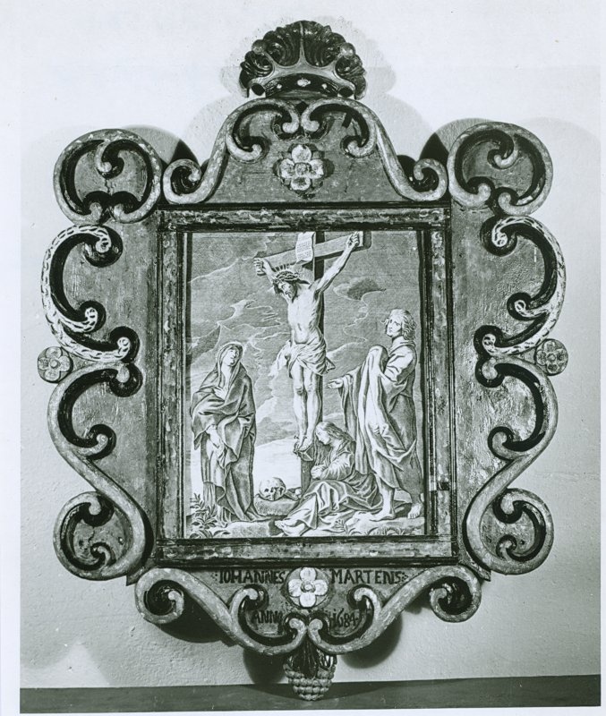 Foto. Piirsalu kirik. VII epitaaf-gravüür "Kristus ristil (Kolgata)", Frederick de Widt, 17.sajand, vasegravüür, klaasitud, raam polükroomne puuvool.