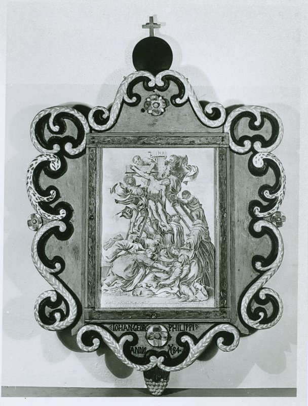 Foto. Piirsalu kirik. II epitaaf-gravüür "Ristilt mahavõtmine", Frederick de Widt, 1684, vasegravüür, klaasitud, raam polükroomne puuvool.