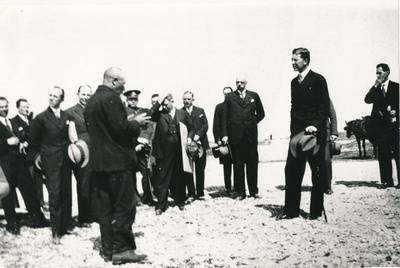 Foto.  Rootsi kroonprints Gustav Adolf (paremal) Vormsil. Kõnet peab vallavanem. 03.07.1932.a.  similar photo