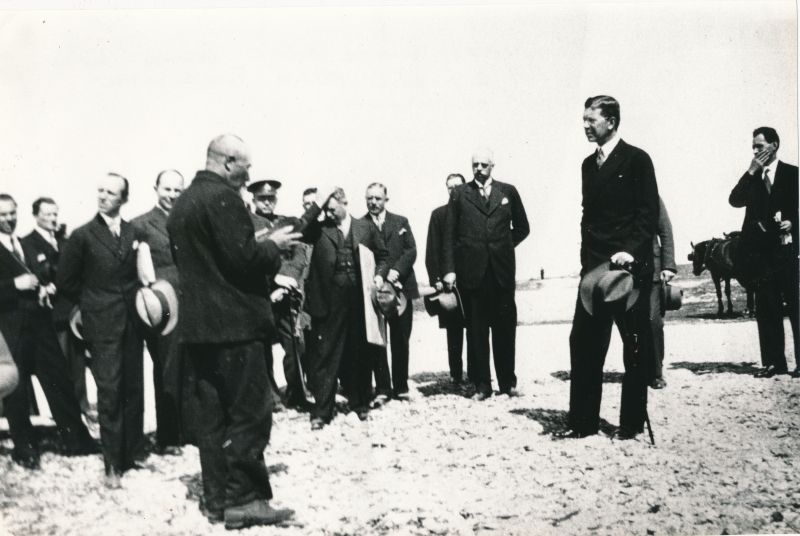 Foto.  Rootsi kroonprints Gustav Adolf (paremal) Vormsil. Kõnet peab vallavanem. 03.07.1932.a.