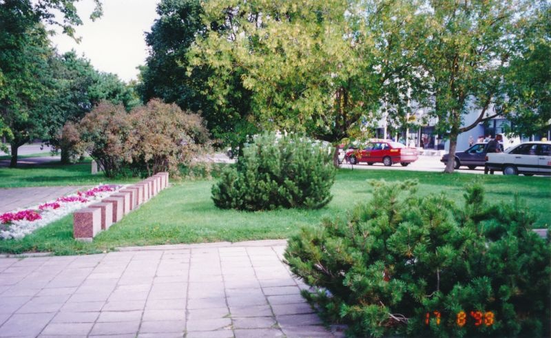 Värvifoto. Teises maailmasõjas langenute vennashaud Haapsalu kesklinnas. 1998.