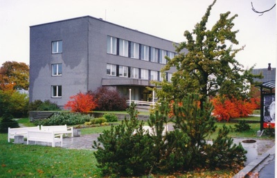 Värvifoto. Haapsalu linnavalitsuse hoone ja park. 1998.  similar photo