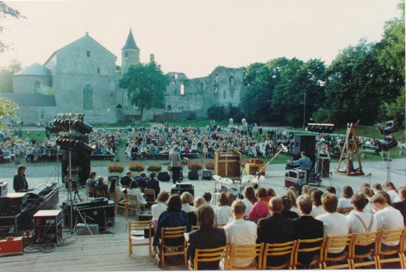 Värvifoto. Missio-Läänemaa 1992 või 1993 Piiskopilinnuses.