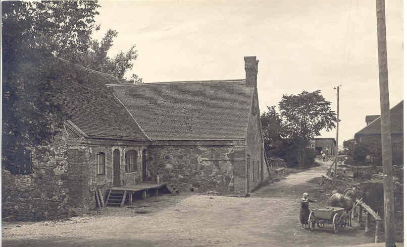 Oisu Milk School Learning Messengers in 1929.