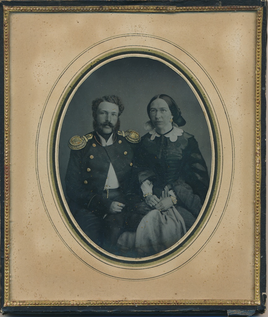 Foto. Ambrotüüp - Abielupaar istumas, mees sõjaväelase vormiriietuses, u. 1870, Paspartuu, klaasi all
