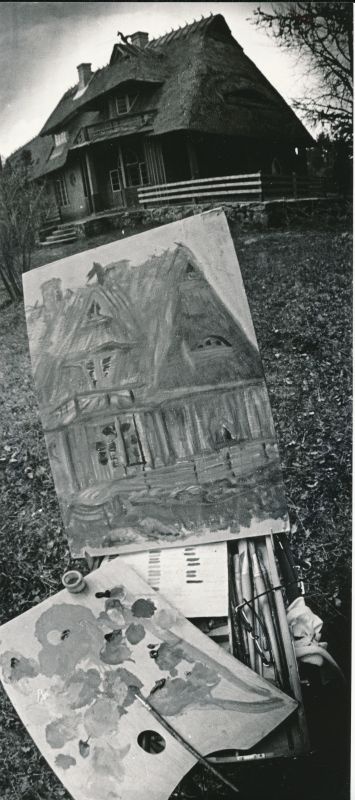 Foto. A.Laikmaa majamuuseumi II korruse ateljeetuba. Pooleliolev maal koos kunstniku töövahenditega. Foto H.Leppikson.