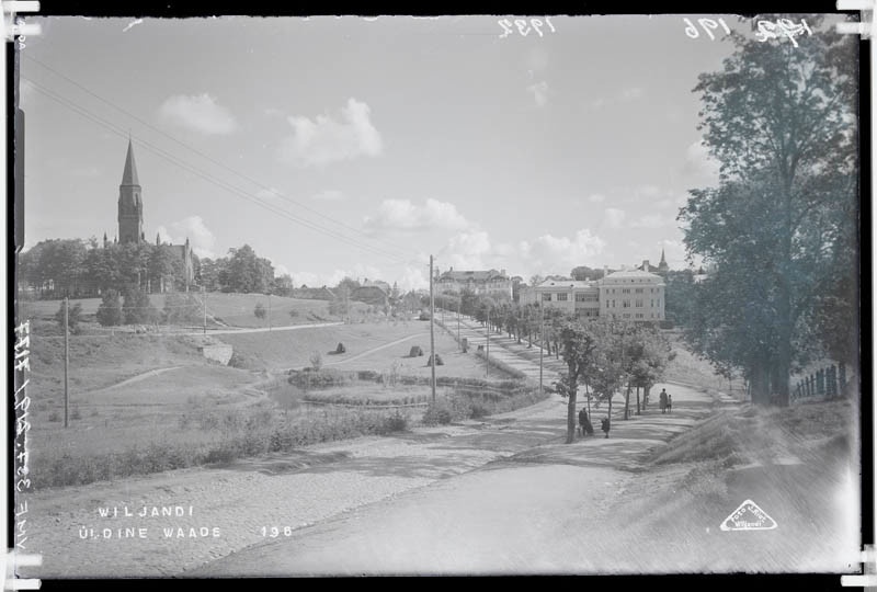 fotonegatiiv, Viljandi, Üldvaade Pauluse kirikule, Vaksali teele, koolile, pangale