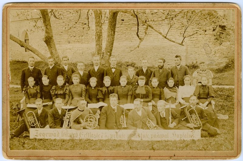 Foto. Kungla seltsi koor Haapsalu lossivaremeis. 1891.