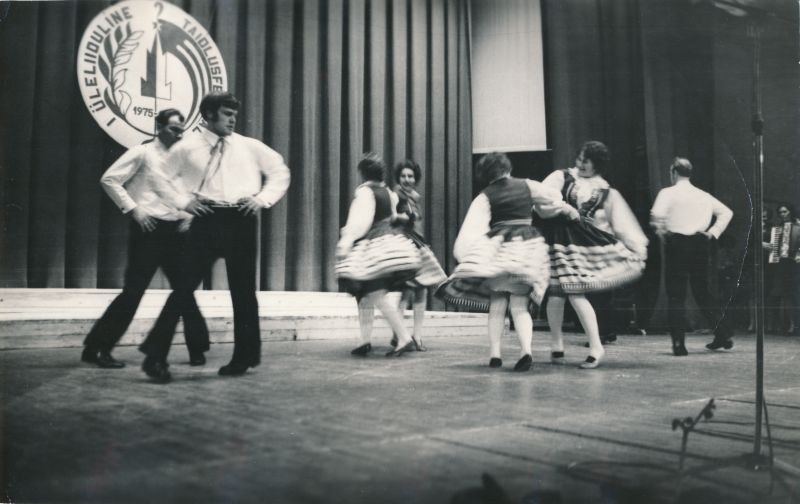 Foto.Tuudi rahvamaja rahvatantsurühm esineb 1. Üleliidulisel isetegevuse ülevaatusel  Haapsalu Kultuurimajas 1975.a. Juhendaja Aino 
Kask.