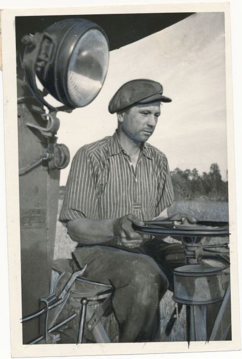 Foto. Tarva masina-traktorijaama kombainer Mihkel Tamm viljakoristusel. Fotogr. V. Samussenko. 1955.