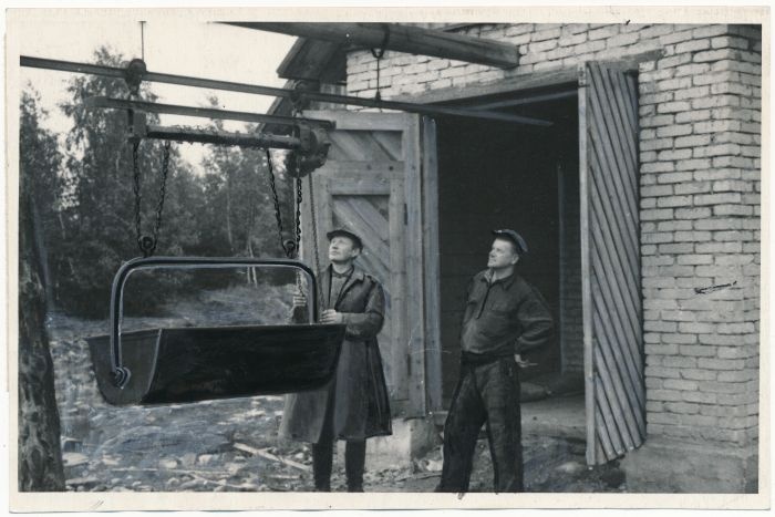 Foto. Märjamaa raj. "Punase Tähe" kolhoosi karjalauda ehitusbrigaadi brigadir H. Viska (vasakul) ja tööline V. Jurna. Fotogr. E. Järve.