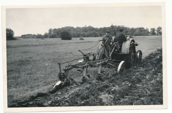 Foto. Märjamaa rajooni "Avangardi" kolhoosi traktorist E. Mändla ja haakija J. Koha sügiskünnil. Fotogr. E. Järve.