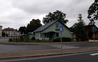 Foto. Vaade kauplusele ja hobuveokitele tänava nurgal. O. Siluti kogu. Albumis. rephoto