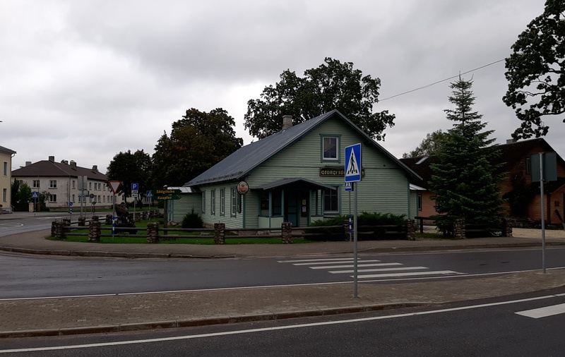 Foto. Vaade kauplusele ja hobuveokitele tänava nurgal. O. Siluti kogu. Albumis. rephoto