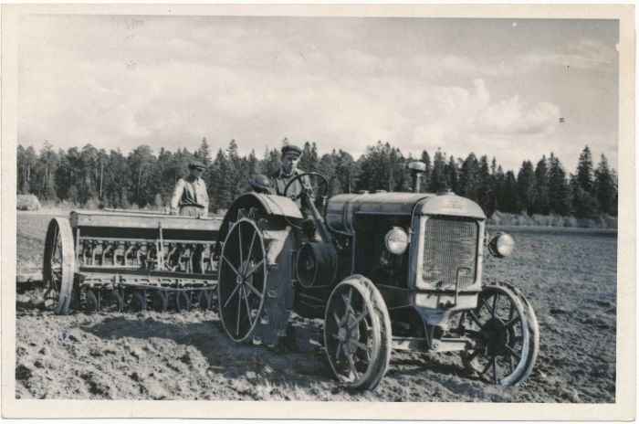 Foto. Sipa MTJ-i töötajad Enno Mändla ja Johannes Koha viljakülvil Märjamaa raj. "Avangardi" kolhoosis. Fotogr. Z. Trelina. 1955.