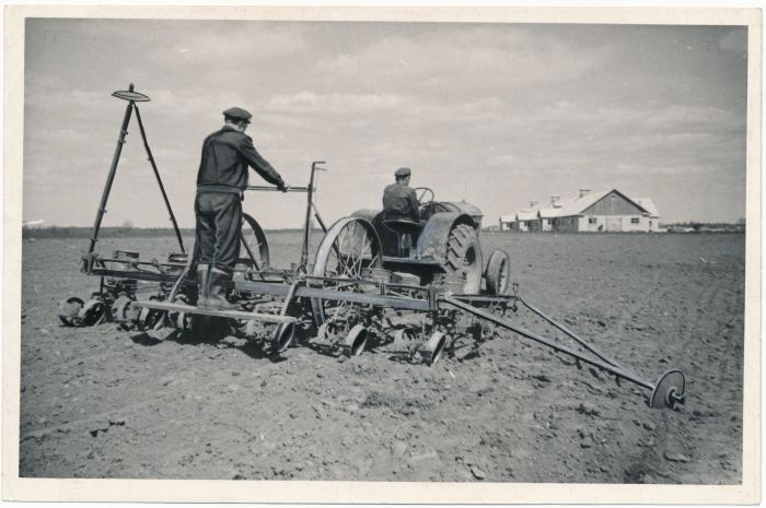Foto. Traktorist V. Aruksaar ja tema abiline A. Kuusemäe Märjamaa raj. "Sädeme" kolhoosis maisi külvamas. Fotogr. E. Järve.