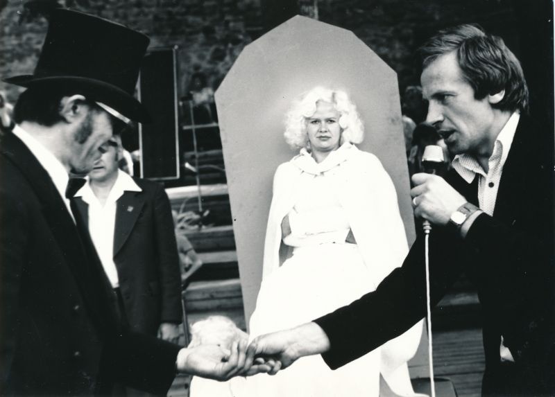 Foto. Haapsalu 700. aastapäevale pühendatud vanaautoralli üritusel lossipargis. Paremal Valeri Kirss. Mustvalge.