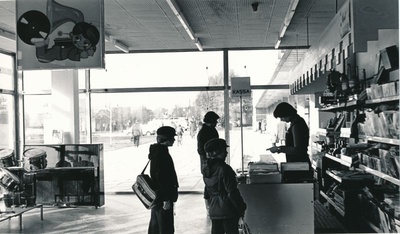 Foto. Haapsalu kaubamaja fotokaupade osakond. 1980.a.  Mustvalge.  duplicate photo