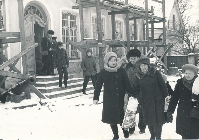 Foto. Roman Haavamäe majamuuseumi avamisel viibinud lahkumas Haapsalu Koduloomuuseumist. 14.02.1981. a. Mustvalge.