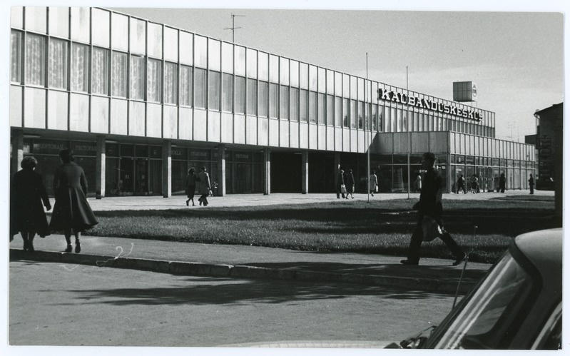 Foto. Haapsalu kaubanduskeskus. Välisvaade. 1980. a.  Mustvalge.