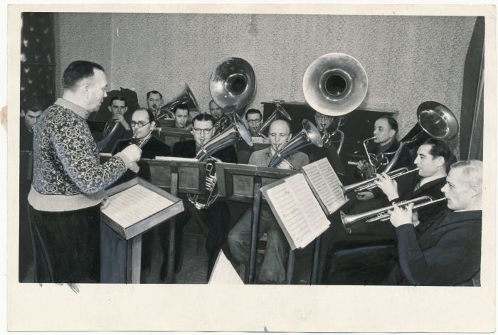 Foto. Haapsalu kultuurimaja puhkpilliorkestri harjutus Eesti üldlaulupeoks. 1955. Fotogr. J. Vatser.