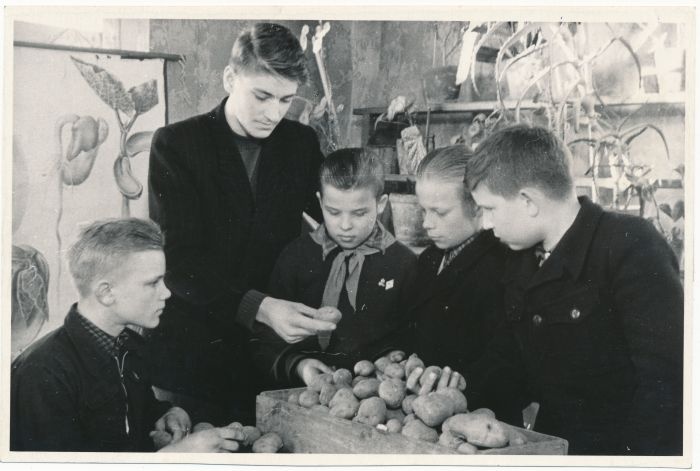 Foto. Märjamaa keskkooli noorte naturalistide ringi liikmed (vasakult) Vello Väin, Endel Pertlas, Arvi Veinpalu, Andres Saares ja juhendaja Vaido Kobrand. 1955. Fotogr. E. Järve.