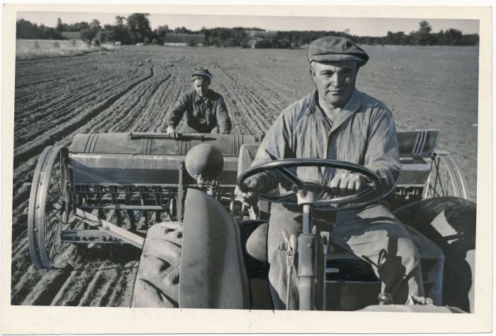 Foto. Lihula masina-traktorijaama traktorist August Oosim ja tööline Jaan Pao "Säde" kolhoosi põllul vilja külvamas. Fotogr. V. Samussenko. 1955.