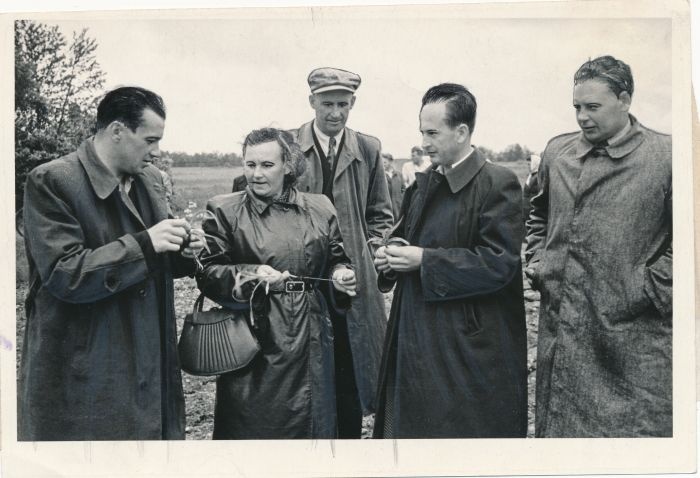 Foto. Orissaare rajooni juhtivad töötajad külas "Bolševiku" kolhoosis. 1955. Fotogr. V. Gorbunov.