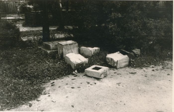 Foto. Huligaanide poolt lõhutud C. A. Hunniuse mälestussammas Haapsalus. Sügis 1966.