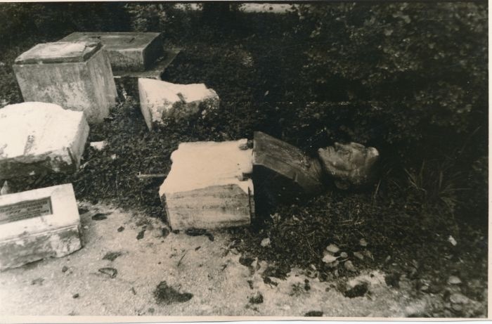 Foto. Huligaanide poolt lõhutud C. A. Hunniuse mälestussammas Haapsalus. Sügis 1966.