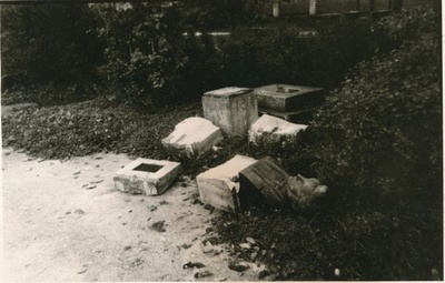 Foto. Huligaanide poolt lõhutud C. A. Hunniuse mälestussammas Haapsalus. Sügis 1966.  duplicate photo